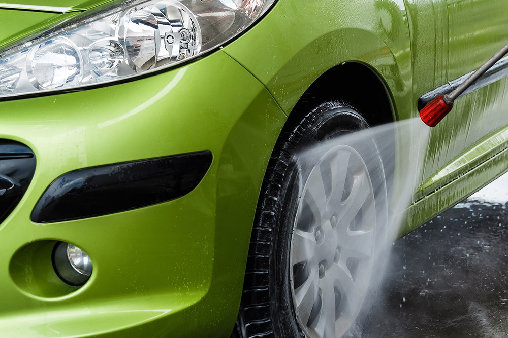 Keep car clean in autumn. Wash car. Photo 58182088 © Blackay | Dreamstime.com